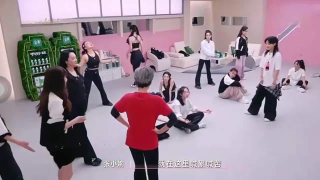 62岁叶童深夜排练震撼全场：年龄焦虑粉碎机背后的“浪姐”生存法则