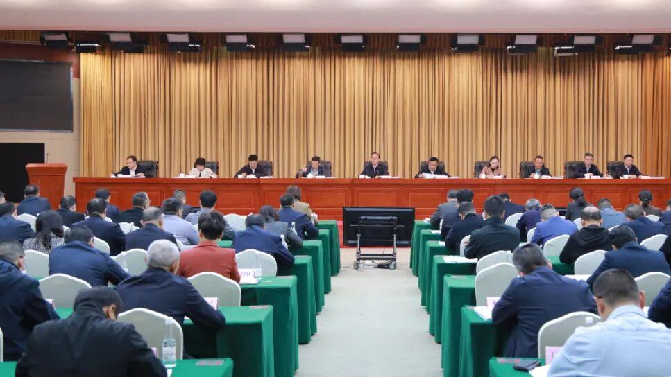 周恩海在梁平区2025年三季度“晾晒比拼”大会上强调：突出争先创优主基调 大干四季度 冲刺全年胜