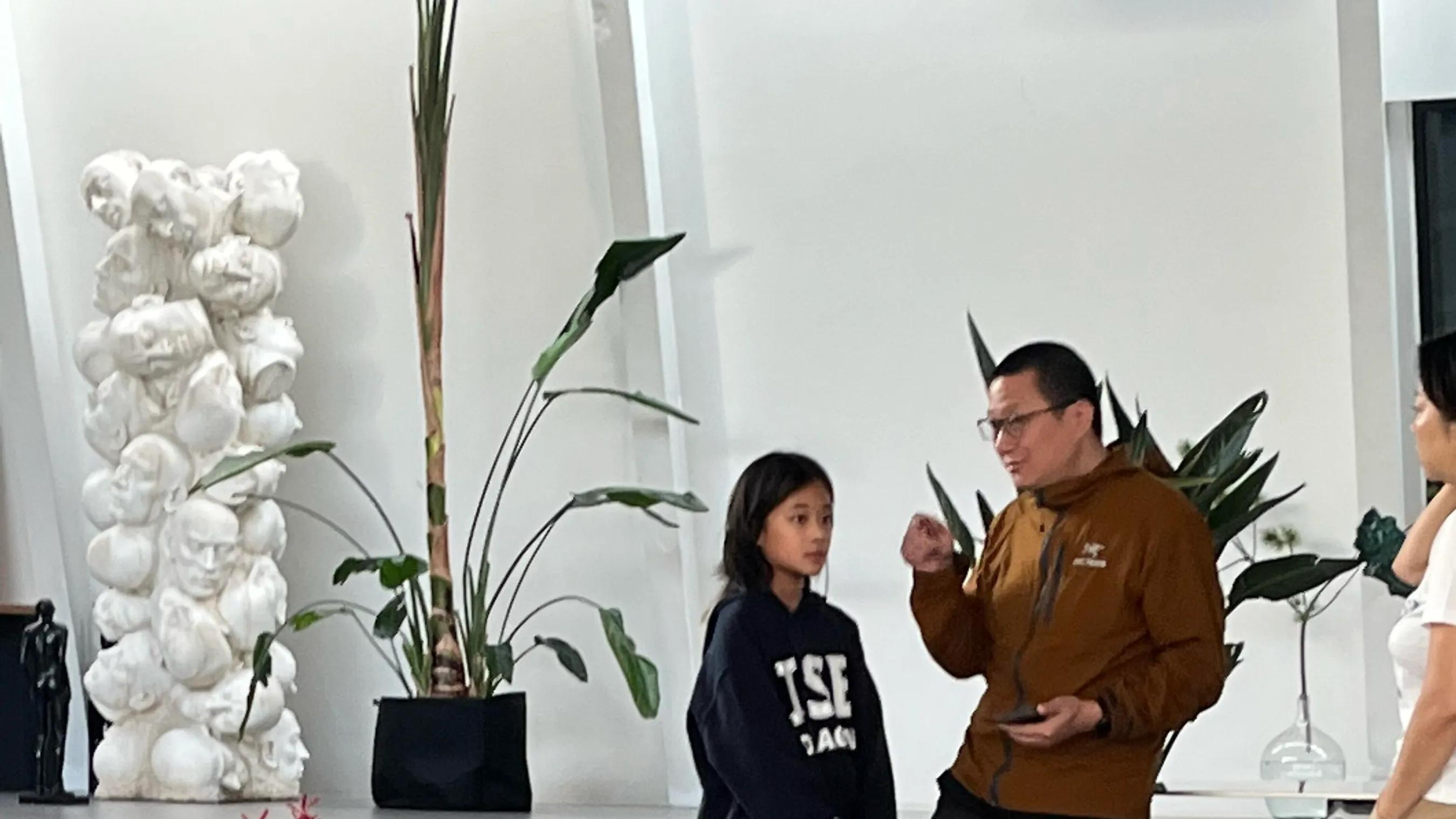 偶遇梅婷老公曾剑和女儿，11岁快快个子高挑长腿笔直，太像妈妈了