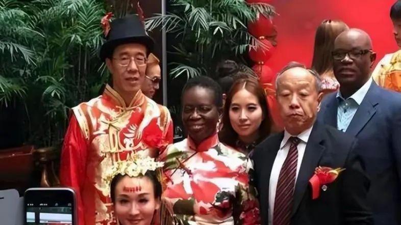 为嫁美国富豪辞职央视，婚后受虐死不离婚，曹晴如今过得怎样？