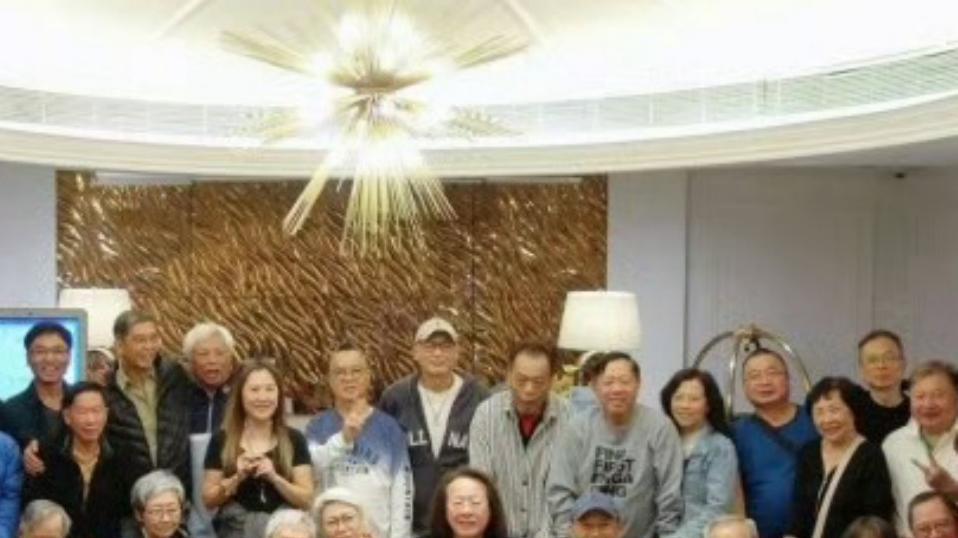 周润发低调宴请近百名TVB旧同事 席地合影显温情