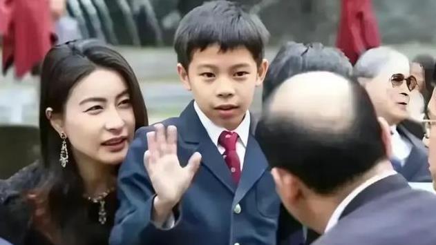 郭晶晶一家在哈尔滨旅行，78岁霍震霆抱着小孙女霍中怡，太有爱了