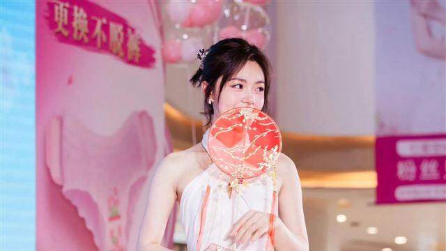 22岁的赵今麦，妹妹腿真美，这白色包臀裙，白色高跟鞋！