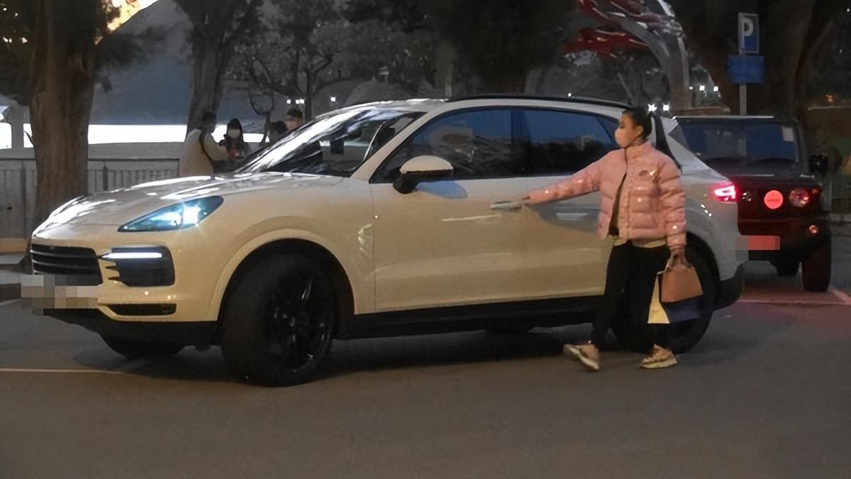 二女儿给郭富城扎巨型蝴蝶结，方媛怀三胎的消息再次坐实