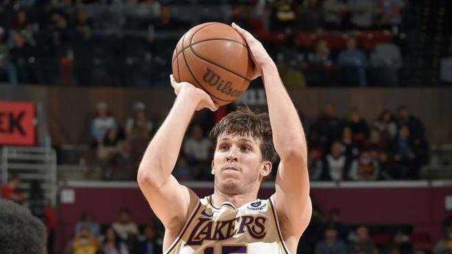 湖人八大球星不在场，里夫斯孤军奋战，最终为何131-126败给掘金？