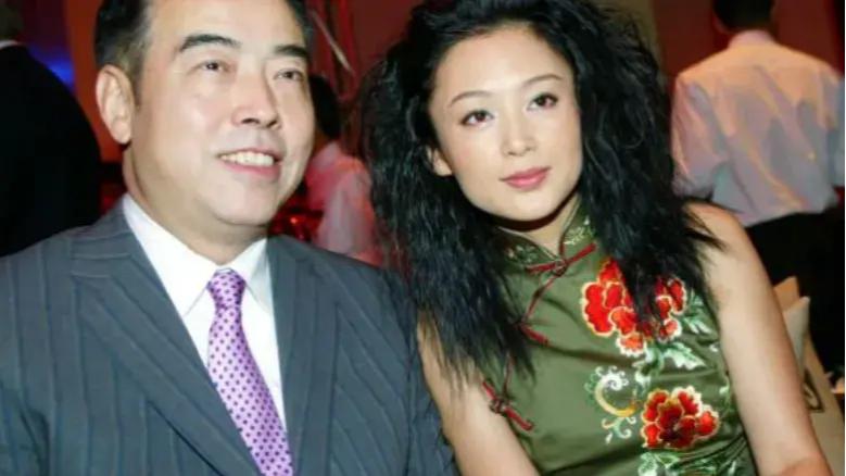 20多年前陈红躺在沙发上，堪称人间尤物！怪不得大导演瞬间沦陷了！