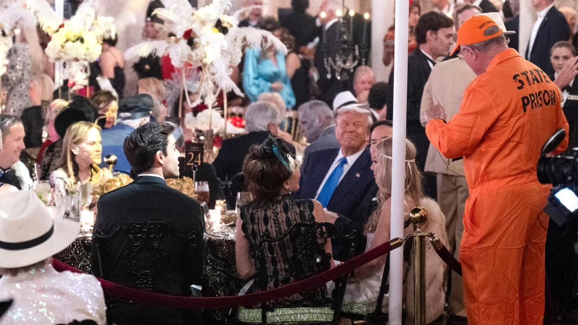 4200万美国人吃不饱饭，特朗普却大办派对，海湖庄园歌照唱马照跳