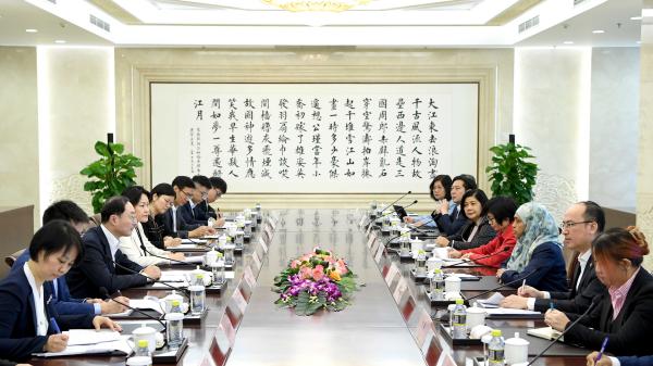 中方两位大将，在不同场合道出中国态度，外交部的135秒更振聋发聩