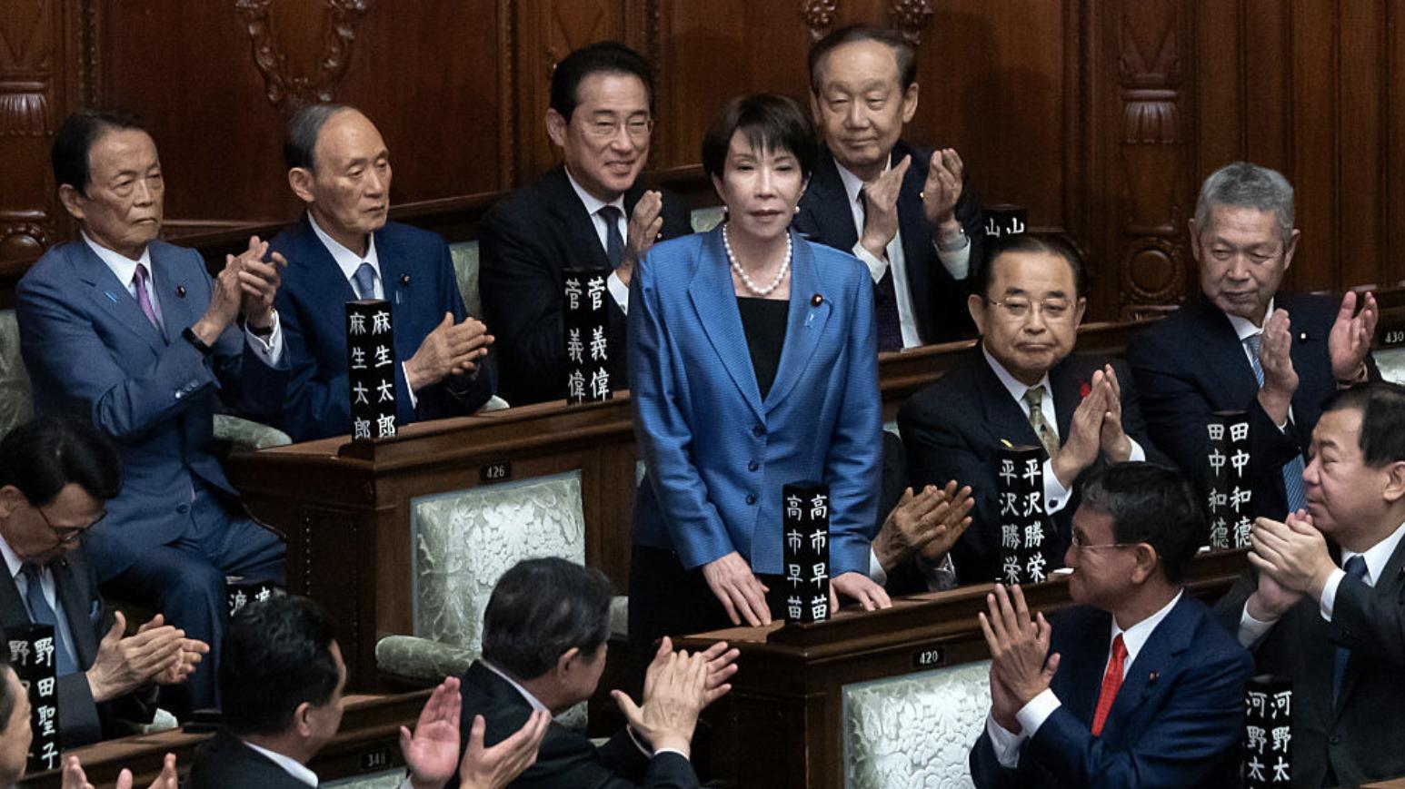 当日本的“铁娘子”走上权力巅峰，她却说：“女人该为家牺牲”