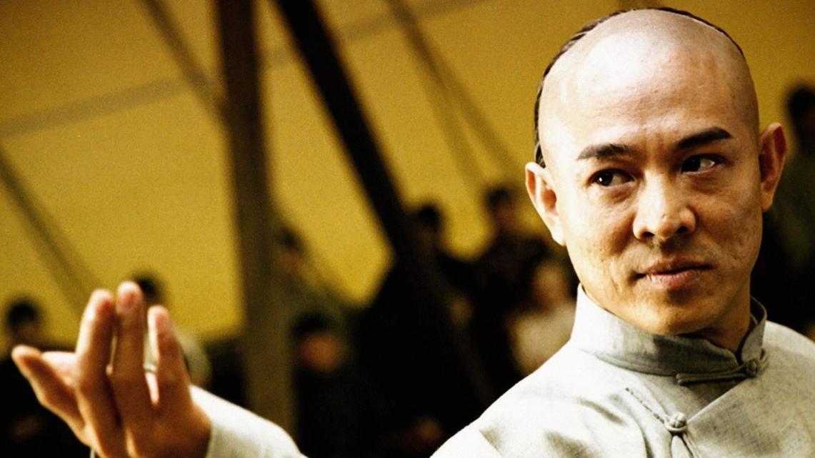 李连杰：堪称演艺圈的功夫巨星，经历传奇人生后如今回馈社会