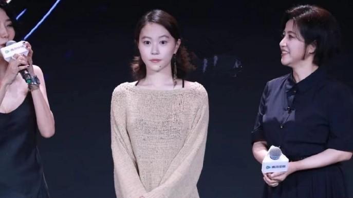 窦靖童“整容式”亮相，换一身裙装太美了，网友：果然天后女儿！