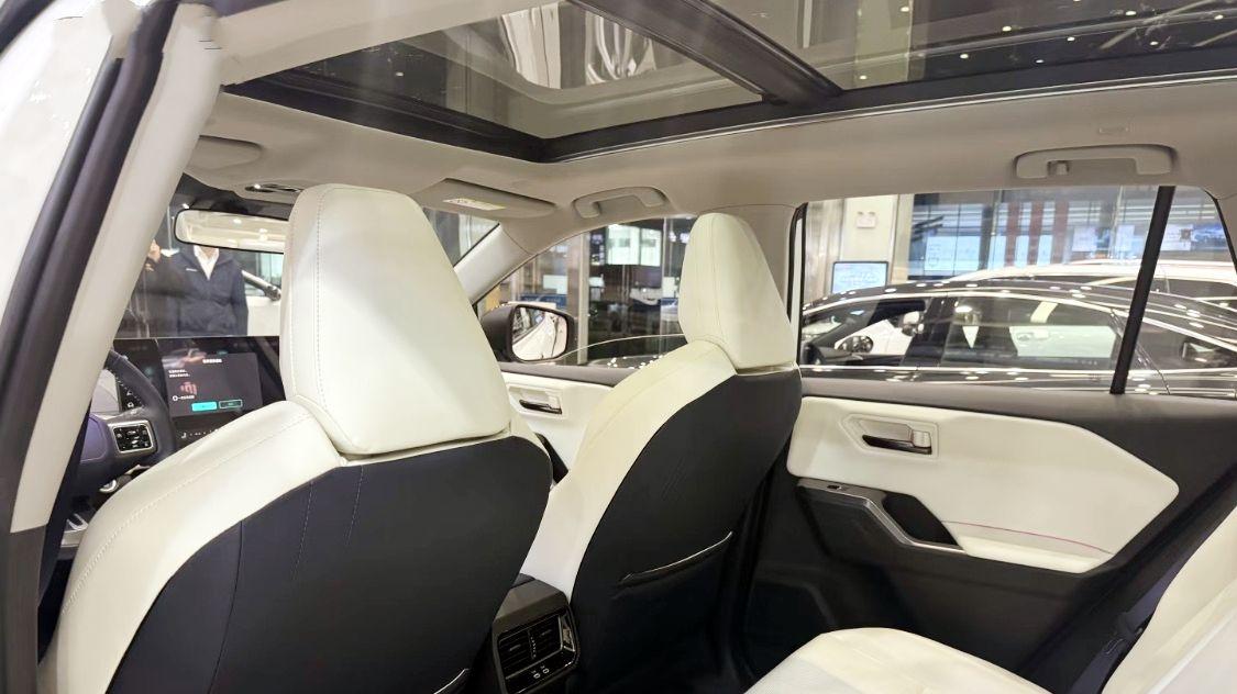 造型更硬朗！全新丰田RAV4荣放实拍，配置升级，新增2.0L混动