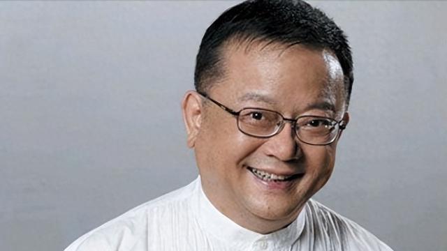 年近80的王刚，本可享受余生，如今却为了儿子在舞台上拼命奋斗