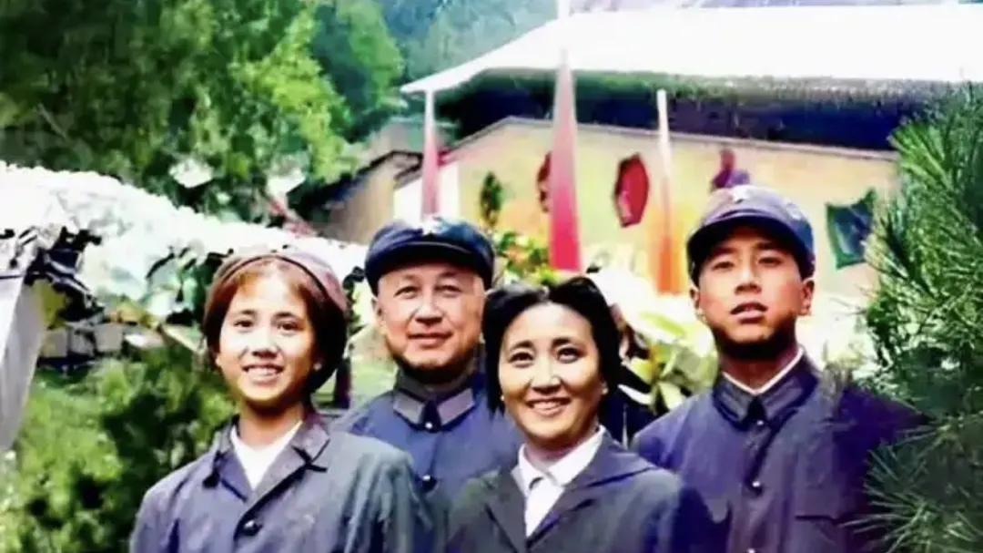 这是钱学森和蒋英的真实容貌，并非演员扮演，货真价实的罕见照片