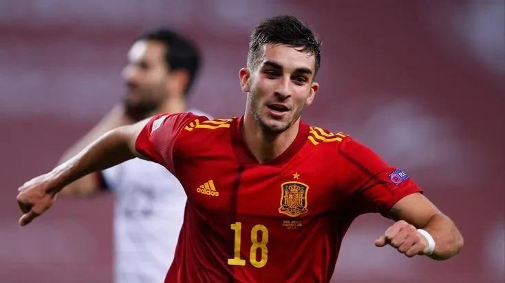 西甲战火再燃，巴萨八连胜巩固榜首，冠军悬念几何？