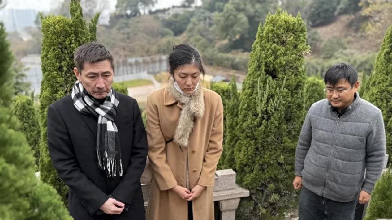 张子健携女儿悼念前妻李婷，近照面色沧桑显老，女儿长得很像妈妈