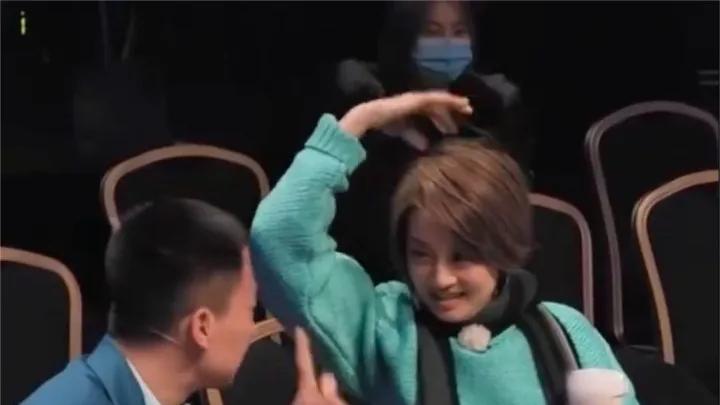 48岁马伊琍恋爱后好娇俏，穿蓝毛衣容光焕发嫩似少女