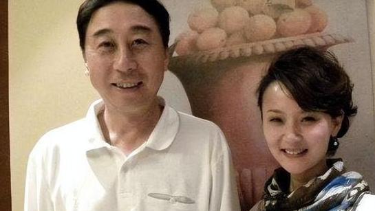66岁冯巩被妙龄保姆索要50万分手费，否则身败名裂，冯嫂做法亮了