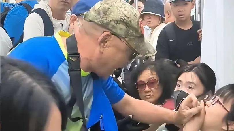 北京地铁老人要求女生让座被拒，引发社会热议