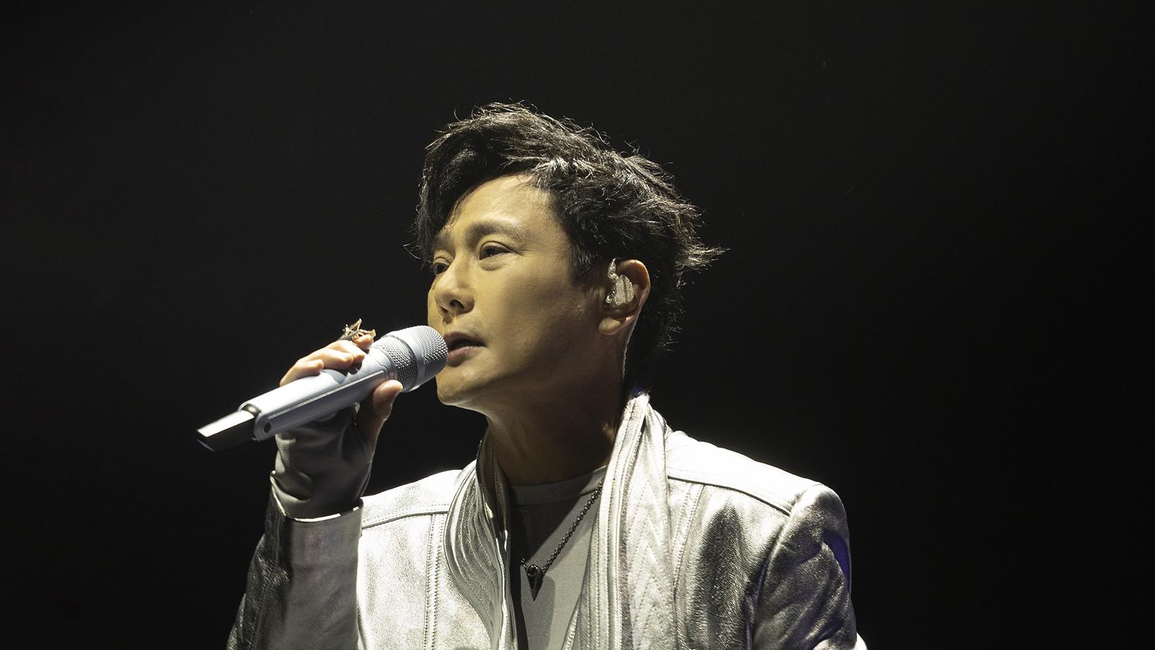 张信哲海外巡演首唱《共犯》《属于我们的故事》，全场万人灯海