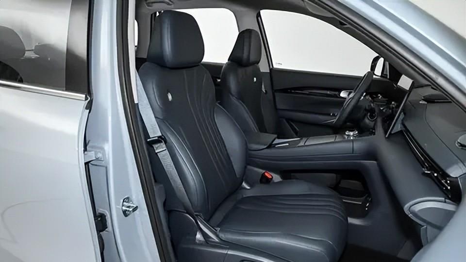 后驱VS前驱！10多万买纯电SUV，深蓝S05、银河E5，年轻人该选谁？