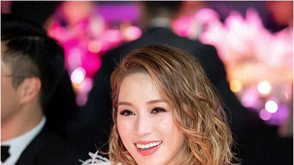 她14岁就长得“倾国倾城”，被富豪花7亿娶回家，8年生下4个娃