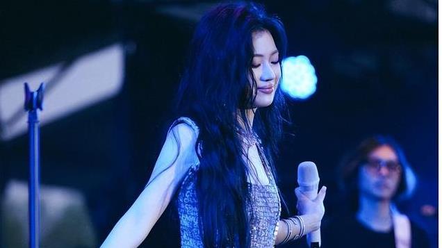 4年后的如今，再看22岁“天后”单依纯处境，李健预言果然应验了