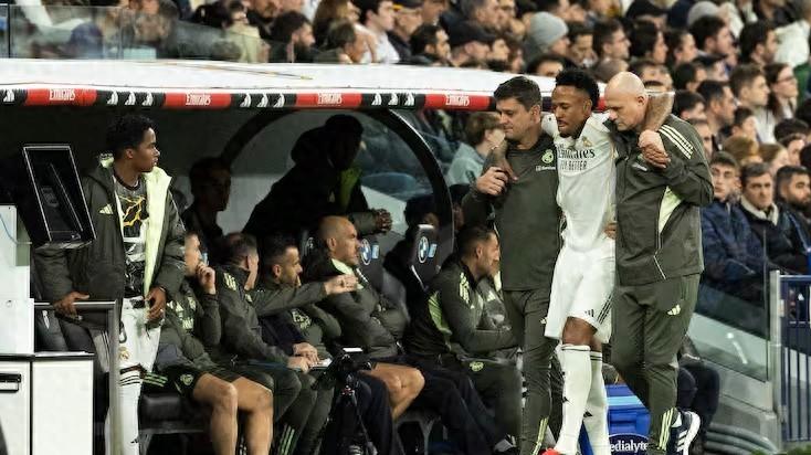 主力中卫重伤离场，皇马防线再遭重创，10名后卫伤了6个