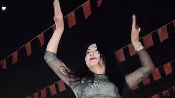 大龄女子公开热舞，遭吐槽注意影响，网友：年纪大不是问题！