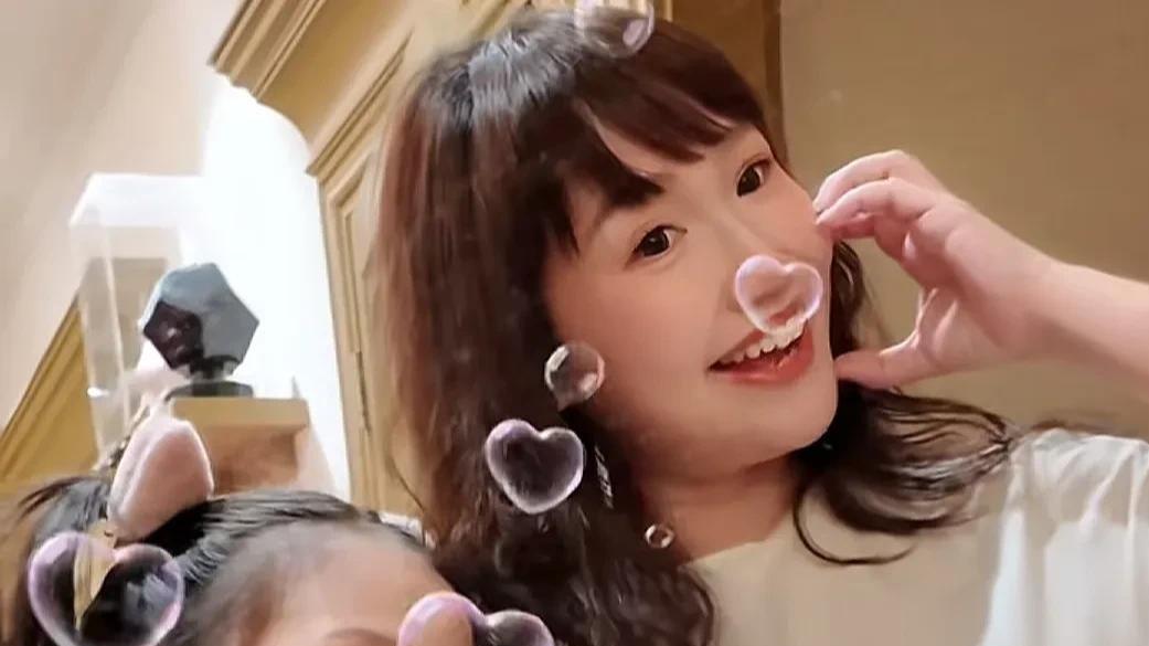 麦琳瘦到98斤，带女儿拍“38女生节”美照，孩子和李行亮一样很瘦