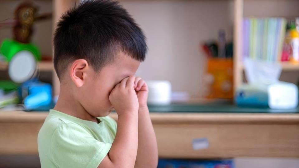 孩子眼睛遭殃！班主任2个月申请被拒，5位家长分两批致电，校长连夜换屏