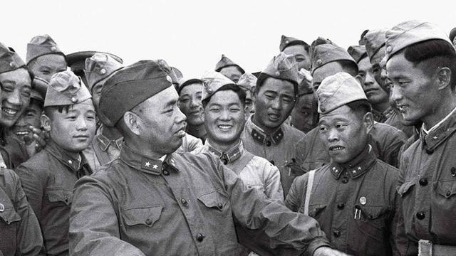 62年邓华进京开会，许世友提着酒怒气冲冲走来，邓华：你快走开