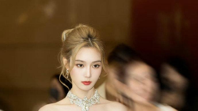 杀疯了！徐艺洋婚后40天回归，三亚婚纱周鱼尾裙造型封神了