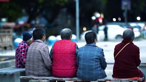 我刚退休，退休金就被儿子私自安排了，孩子让我带，5800房贷让我还，这个儿子我白养了