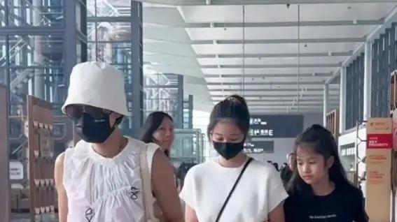48岁马伊琍和俩女儿艳机场！网友：这是三姐妹吗？