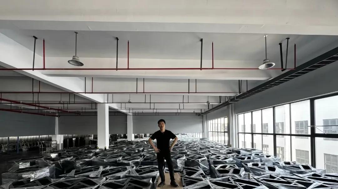 曾经的"菜鸟玩家"，做出了年销50万张的电竞桌