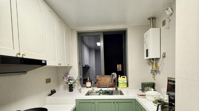 第2次装修，厨房再也不装吊柜，抄现在流行做法，美观收纳两不误！