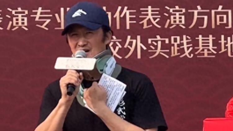 吴京教学意外受伤戴护具现身，幽默调侃：“动作没传承，护具先传承了！”