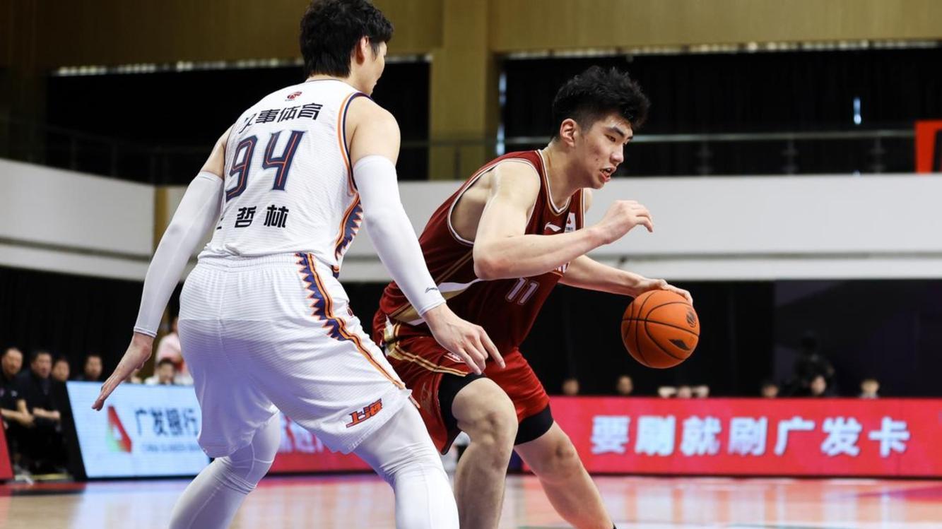 余嘉豪：继承“移动长城”衣钵，他能否擎起中国男篮内线的未来？