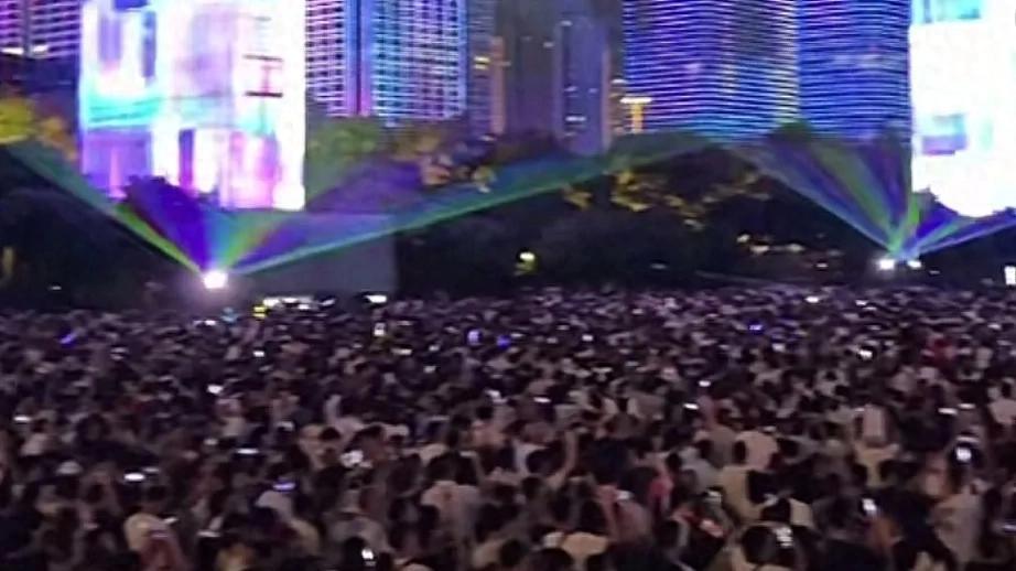 深圳刀郎演唱会第一场炸裂开场，现场人山人海堪比春运！