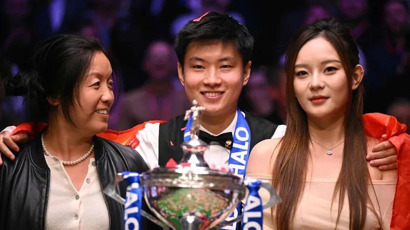 赵心童夺冠合影的女士身份曝光，她曾与丁俊晖合作三年助其夺五冠