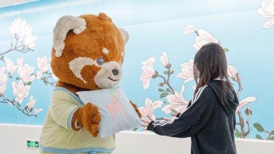 5.25全国大中学生心理健康日，“抱抱这个年轻人” 公益画展亮相北京地铁