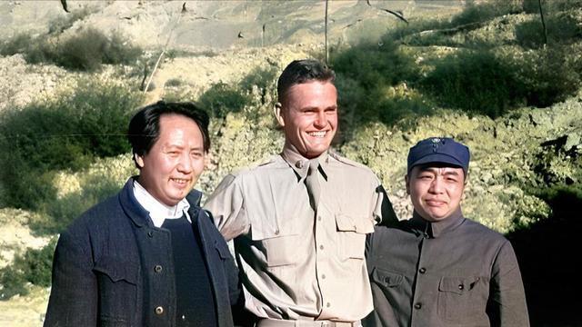 这才是抗战时期毛主席的真实相貌，美国人拍摄，衣服破旧令人动容