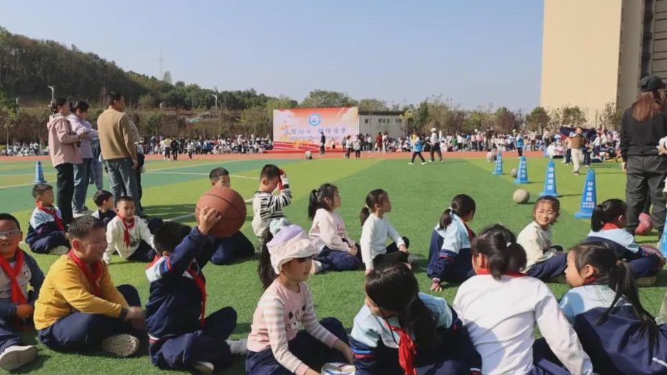 信阳市琵琶山学校第三届秋季运动会燃情开赛