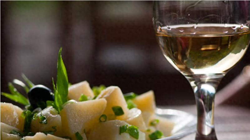 老登消费的溃败：白酒库存爆仓价格腰斩，为什么老登不爱喝酒了？