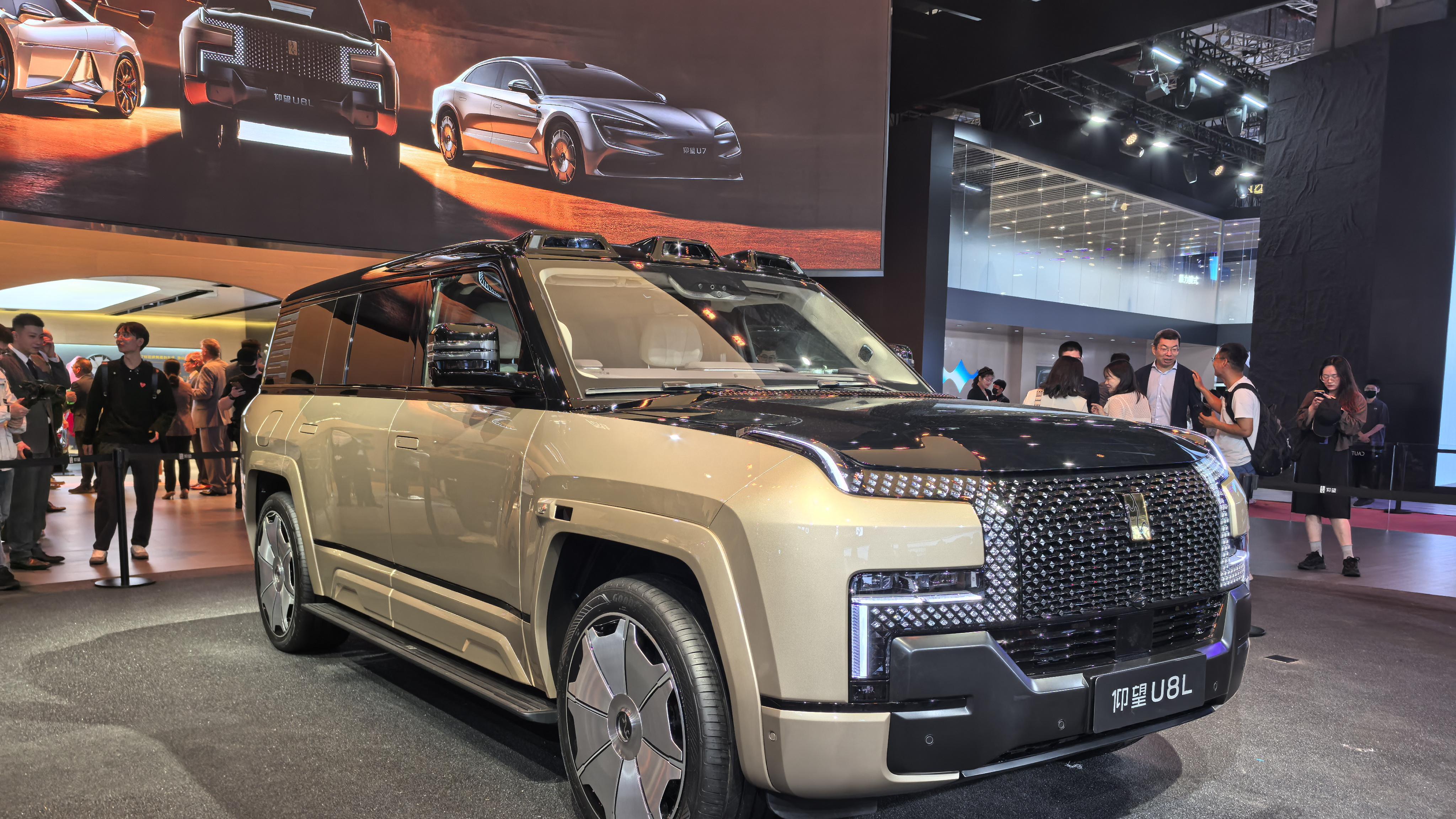 科技感还是老传统？全新QX80对比仰望U8L，传统豪华真被淘汰？