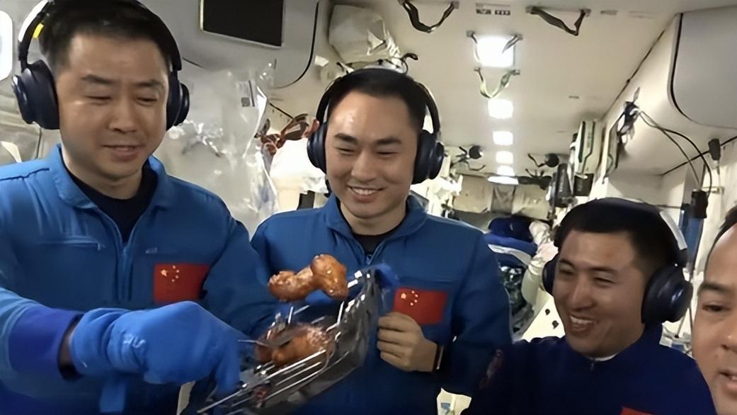 在空间站中烤鸡翅，中国制造的太空烤箱，热风烘烤机是何原理？