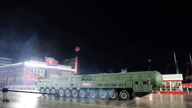 现场画面来了！带你一览朝鲜阅兵最新式武器和文艺演出