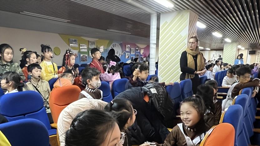 青岛超银小学英语戏剧节启幕 助推从“被动学”到“主动用”