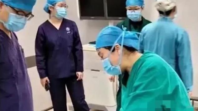炸裂！60岁孕妇成功产下男婴，母子平安。网友评论区吵翻天！